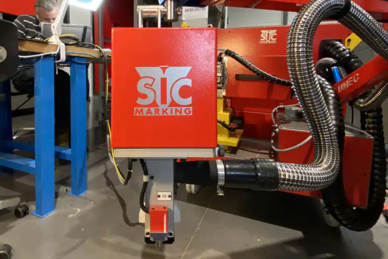 Marcado asistido por un cobot en una línea de producción