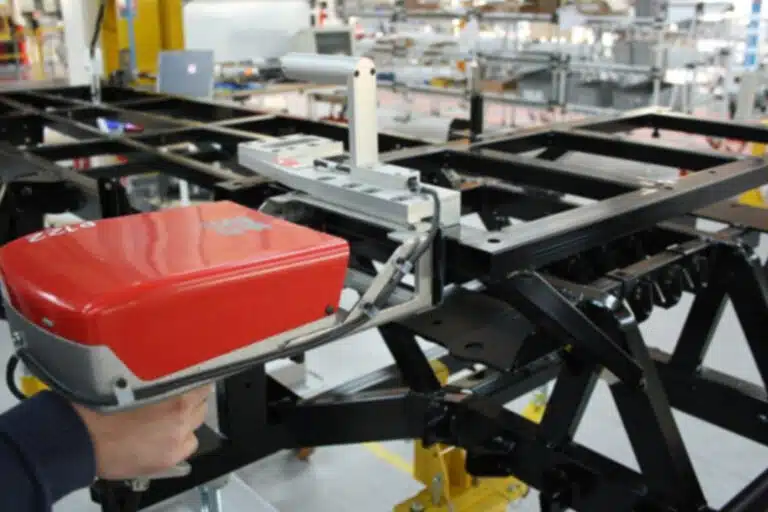Remarcado de un VIN por micropercusión fuera de la línea de producción para evitar el desperdicio de producto