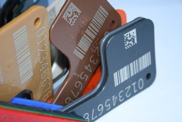 Marcado láser más allá del metal: 5 materiales sorprendentes que transformamos con precisión