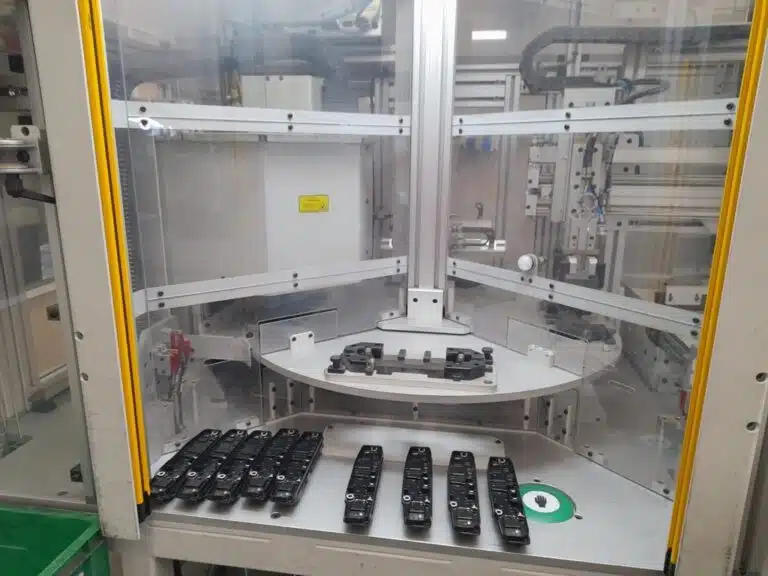 Decapado de piezas pintadas para garantizar la conductividad eléctrica